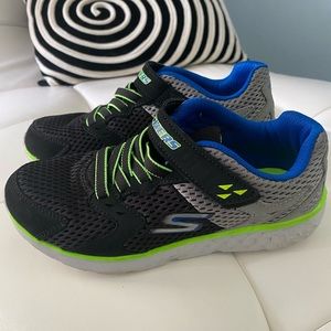 Sketchers Boys size 2 Velcro shoes